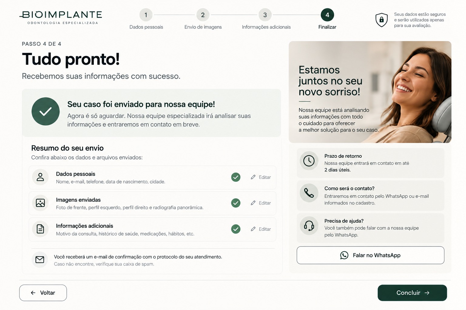 Mulher sorrindo em uma cadeira odontológica